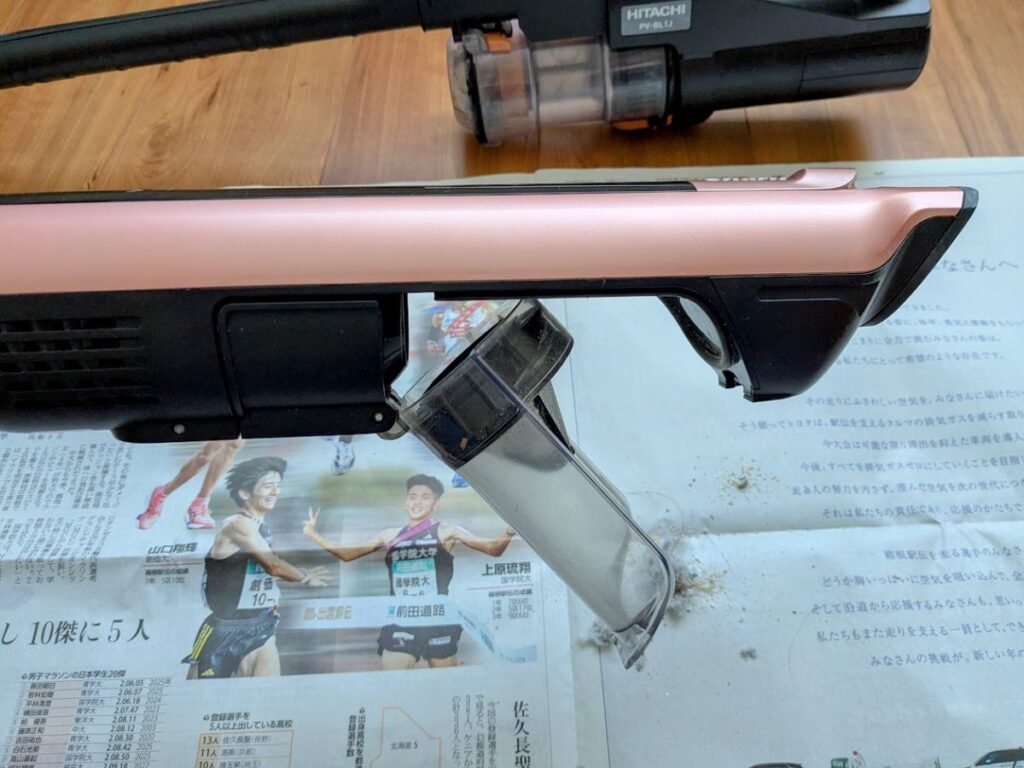 シャーク掃除機のワンタッチ式で簡単にゴミが捨てられる構造