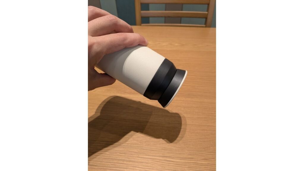 KINTOトラベルタンブラーにコーヒーを入れても漏れない様子