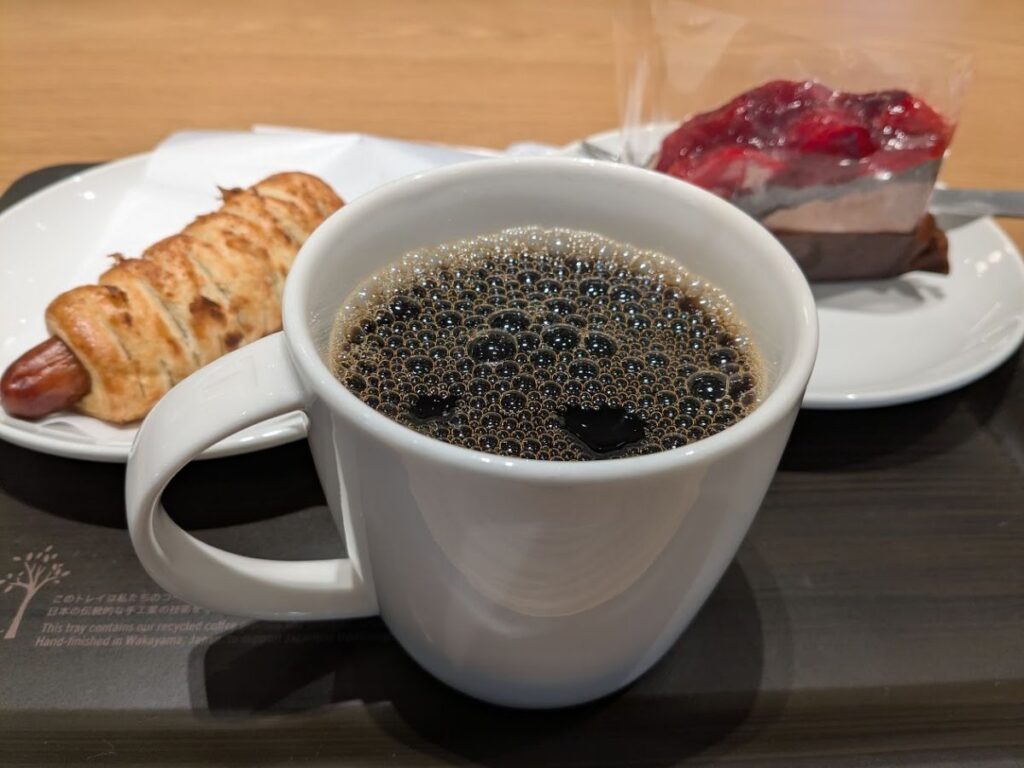 スタバで買ったコーヒー・ケーキ・パイをテーブルに置いた様子