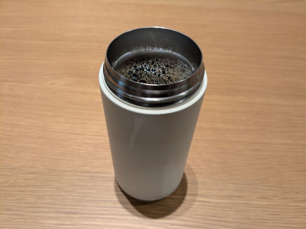 スタバのワンモアコーヒーをKINTOトラベルタンブラーに入れている状態