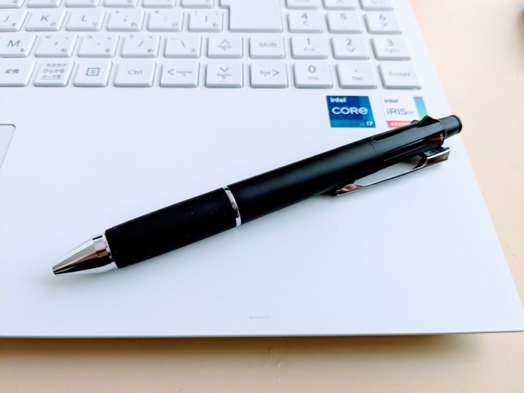 パソコンの上にジェットストリーム4&1を置いている様子