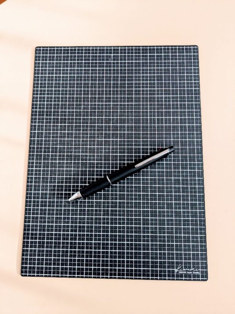 ラインティングマットの上にジェットストリーム4&1を置いている様子