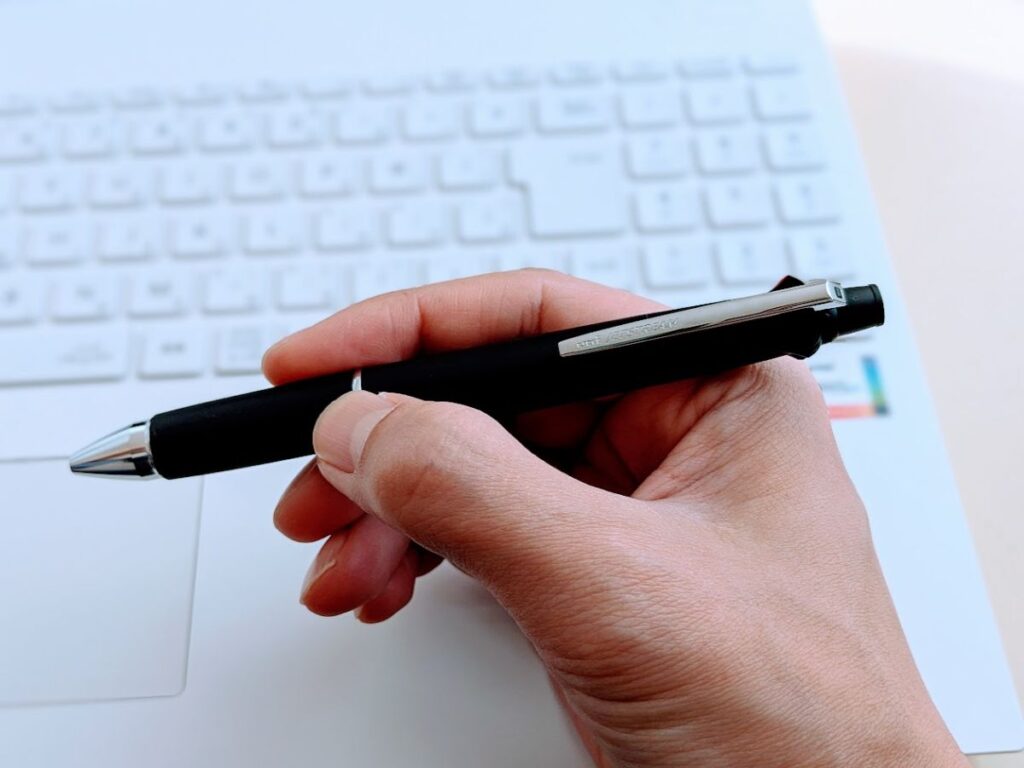 ジェットストリーム4&1を私が手で持っている様子の画像