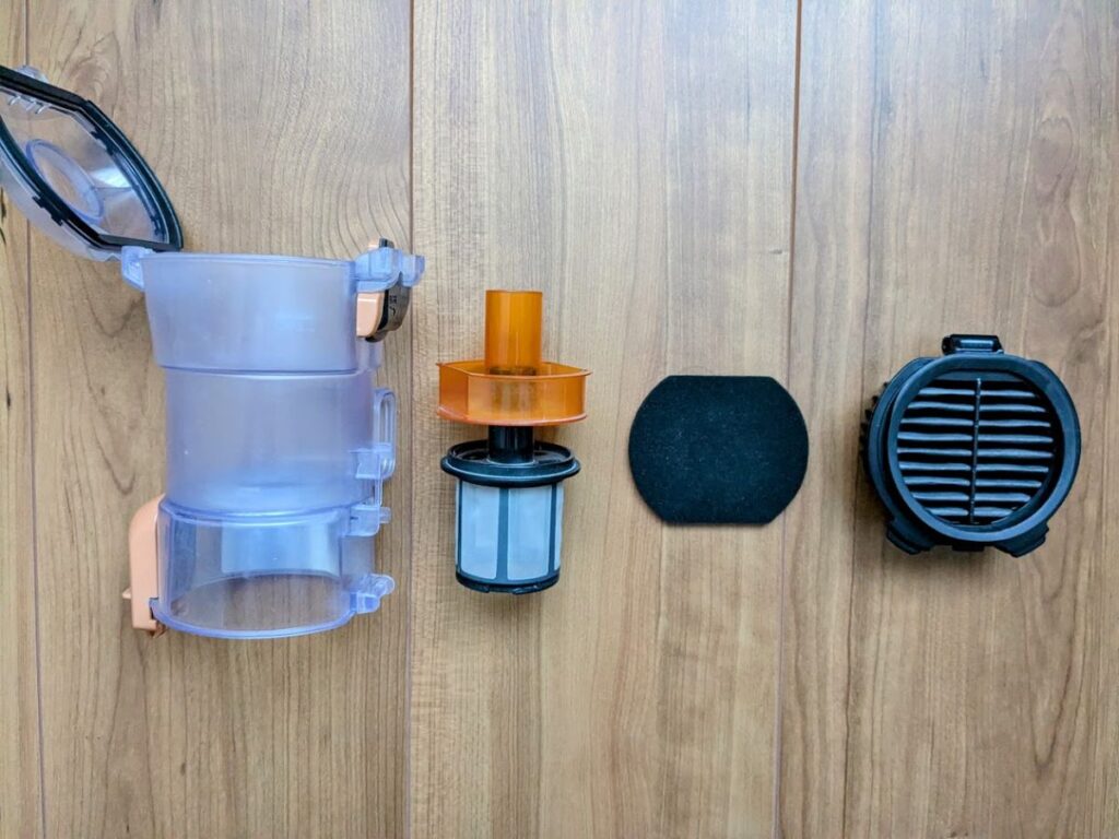 日立ラクかるスティックのフィルターを床に並べている様子