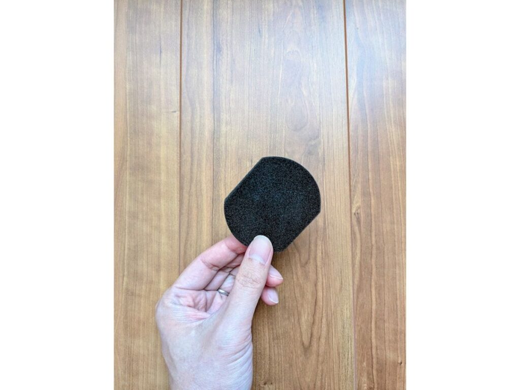 日立ラクかるスティックのフィルターを手に持っている様子