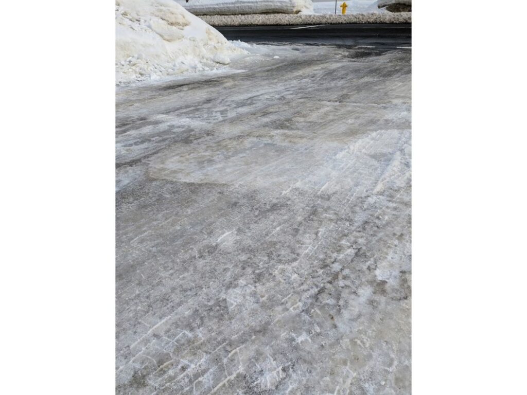 北海道の冬に凍り付いた道路を映した画像