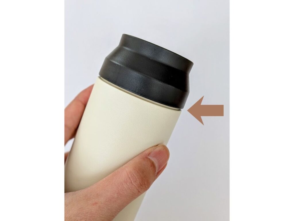 KINTOトラベルタンブラーの外フタを開けると、飲み口まで緩んでしまう様子