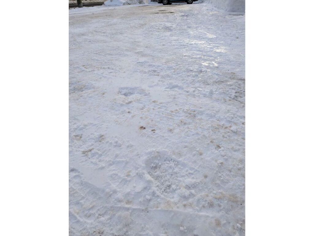 北海道の冬、圧雪になっている道路の画像