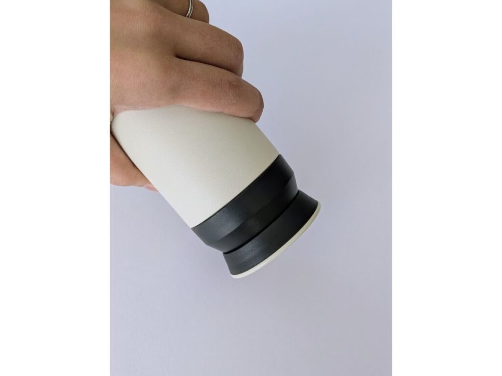 KINTOトラベルタンブラーを逆さまにして漏れないか確認している様子