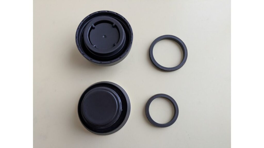 KINTOトラベルタンブラーの外蓋・中蓋・パッキンを並べた状態