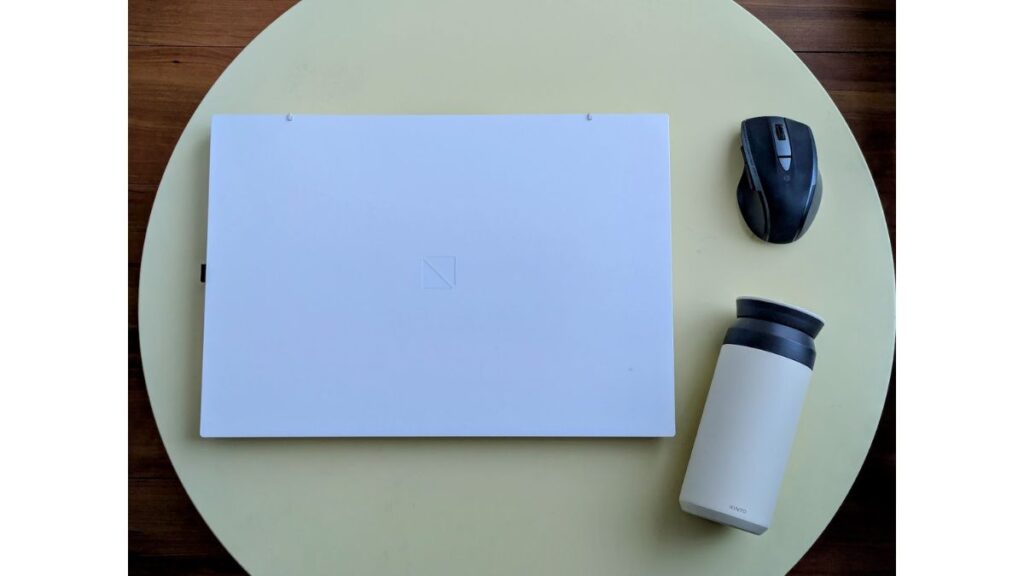 KINTOトラベルタンブラーとノートパソコン、マウスを机に並べた様子