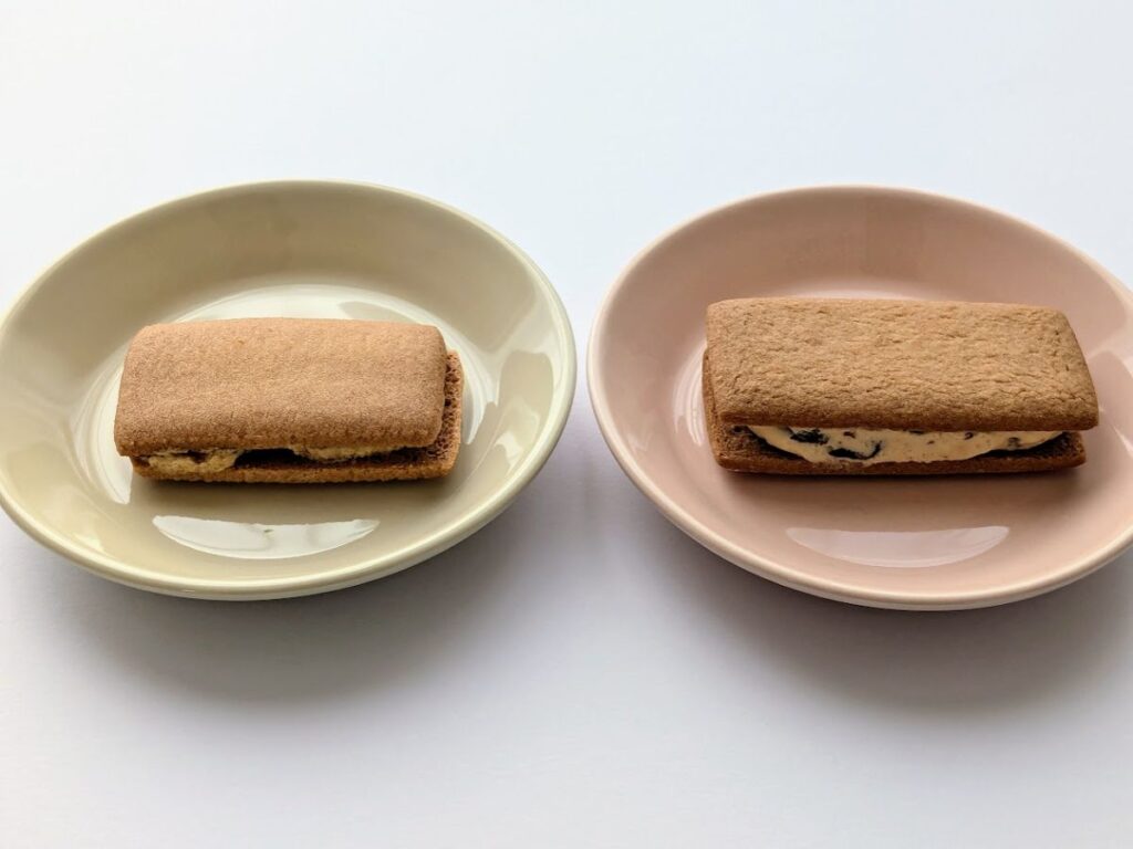 バターリッチとマルセイバターサンドを皿にのせて比較した写真(左がバターリッチ、右がマルセイ)