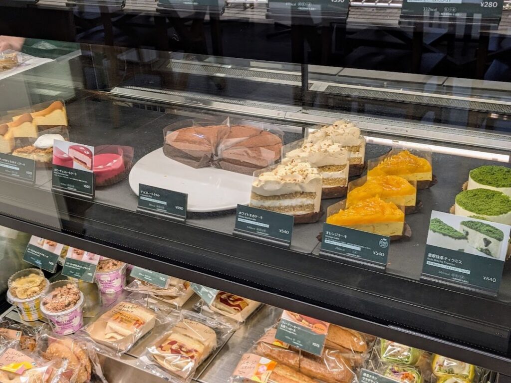 スタバ店舗のショーケースに並ぶケーキ（種類の多さが分かる写真）