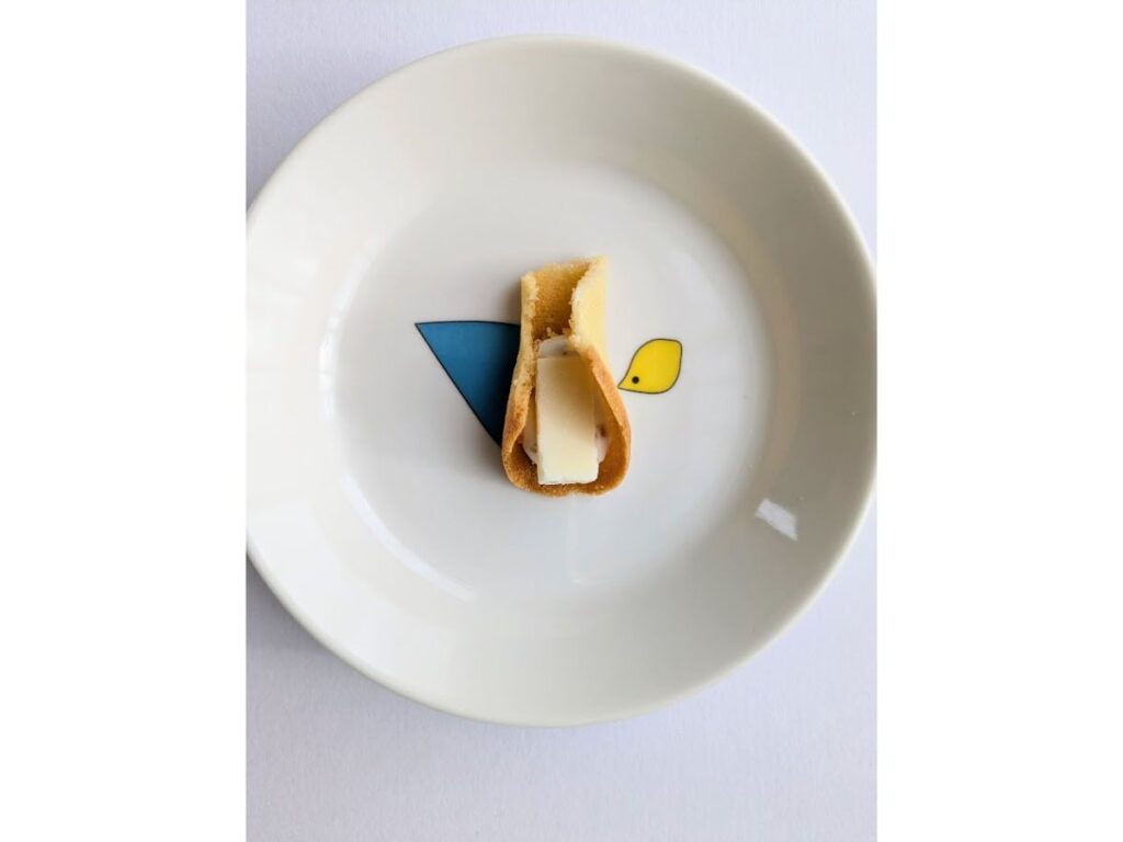 ニューヨークパーフェクトチーズを真上から撮影した写真。ラングドシャ生地に包まれたチーズスティックとクリームの構造。