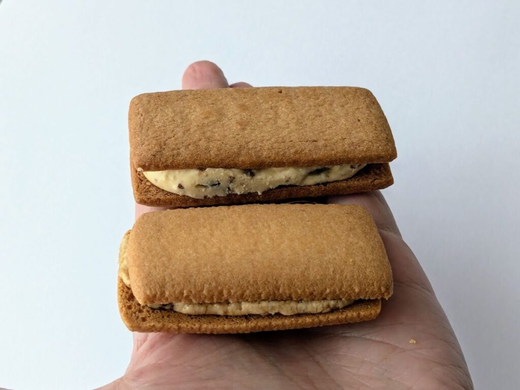 バターリッチとマルセイバターサンドを手に持って比較した写真(手前がバターリッチ、奥がマルセイ)