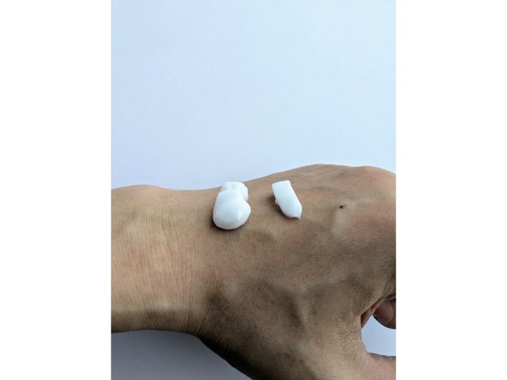 ニュートロジーナ青ポンプのテクスチャ（横から見た厚み）