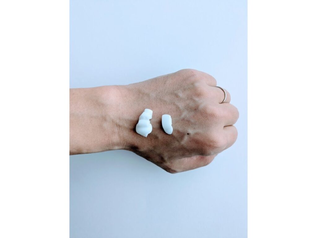 ニュートロジーナ青ポンプのワンプッシュ量と半プッシュ量の比較（手の甲）