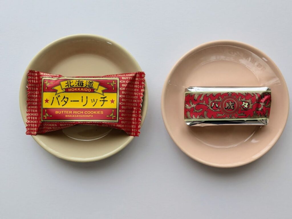 バターリッチとマルセイバターサンドの比較写真(左がバターリッチ、右がマルセイ)