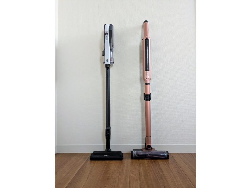 左に日立ラクかるスティック、右にシャークEVOPOWER SYSTEMを並べた比較写真