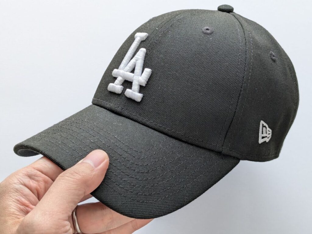 ニューエラ9FORTYのドジャースキャップ(黒・LA白ロゴ)の実物写真