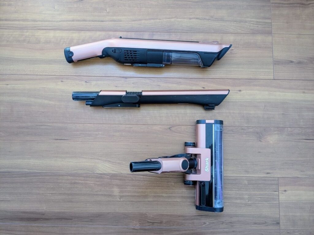 シャーク掃除機を連結から外して分解した状態（本体・パイプ・ヘッド）