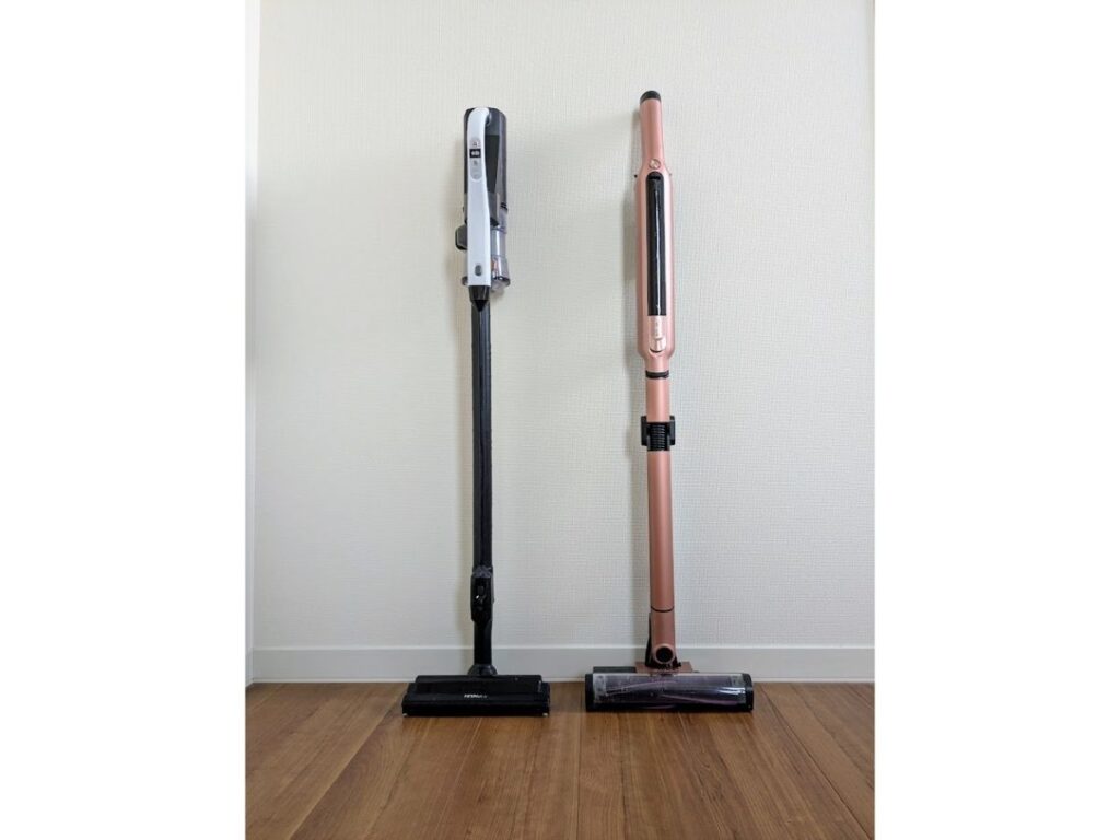 シャークEVOPOWER SYSTEMと日立ラクかるスティックを並べた写真