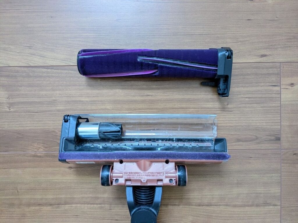 シャーク掃除機のヘッドを外してブラシロールを分解した状態