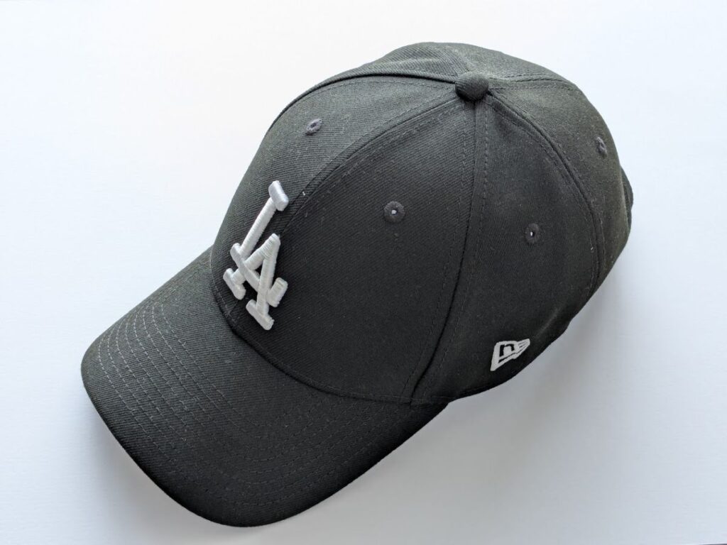 ニューエラ9FORTYのドジャースキャップ(黒・LA白ロゴ)を斜め上から撮影した実物写真