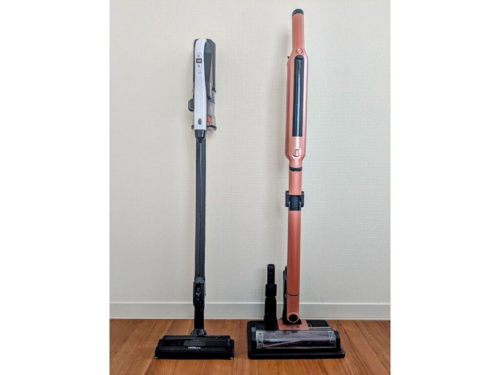 シャークEVOPOWER SYSTEMと日立ラクかるスティックを並べた実機比較写真