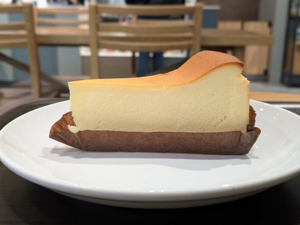 スタバのニューヨークチーズケーキ（横から見た厚みと質感がわかる実食写真）