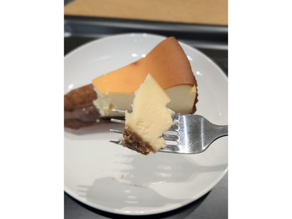 スタバのニューヨークチーズケーキをフォークにのせた一口（濃厚さと密度が伝わる実食写真）