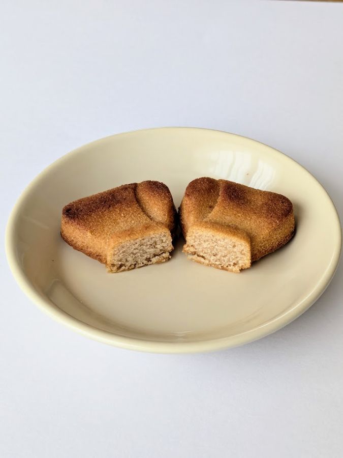 オードリーバターを割った断面写真（焼き目と密度のある生地感が分かる）