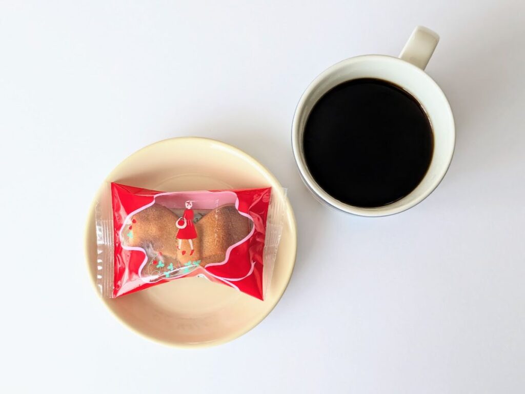 オードリーバターの個包装とブラックコーヒーを並べた写真（手土産の雰囲気が分かる）