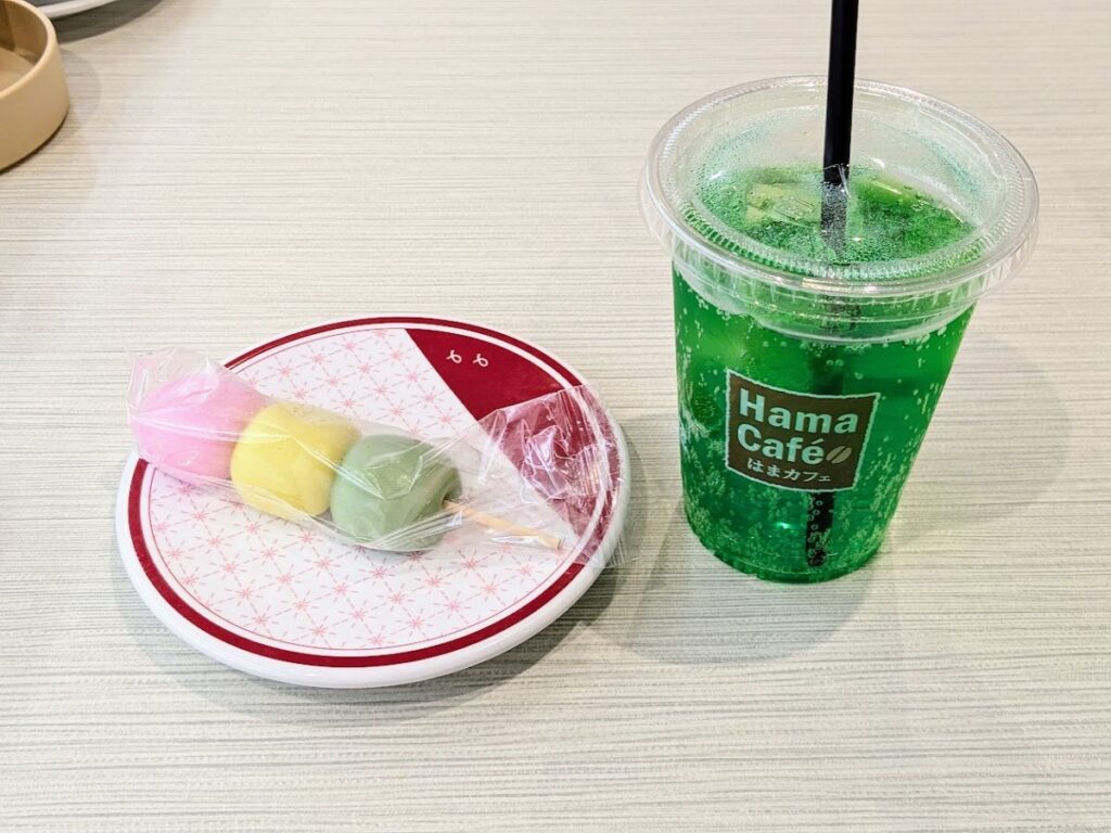 はま寿司の三色だんごとメロンソーダ(はまカフェのカップ)、テーブルに並べた写真