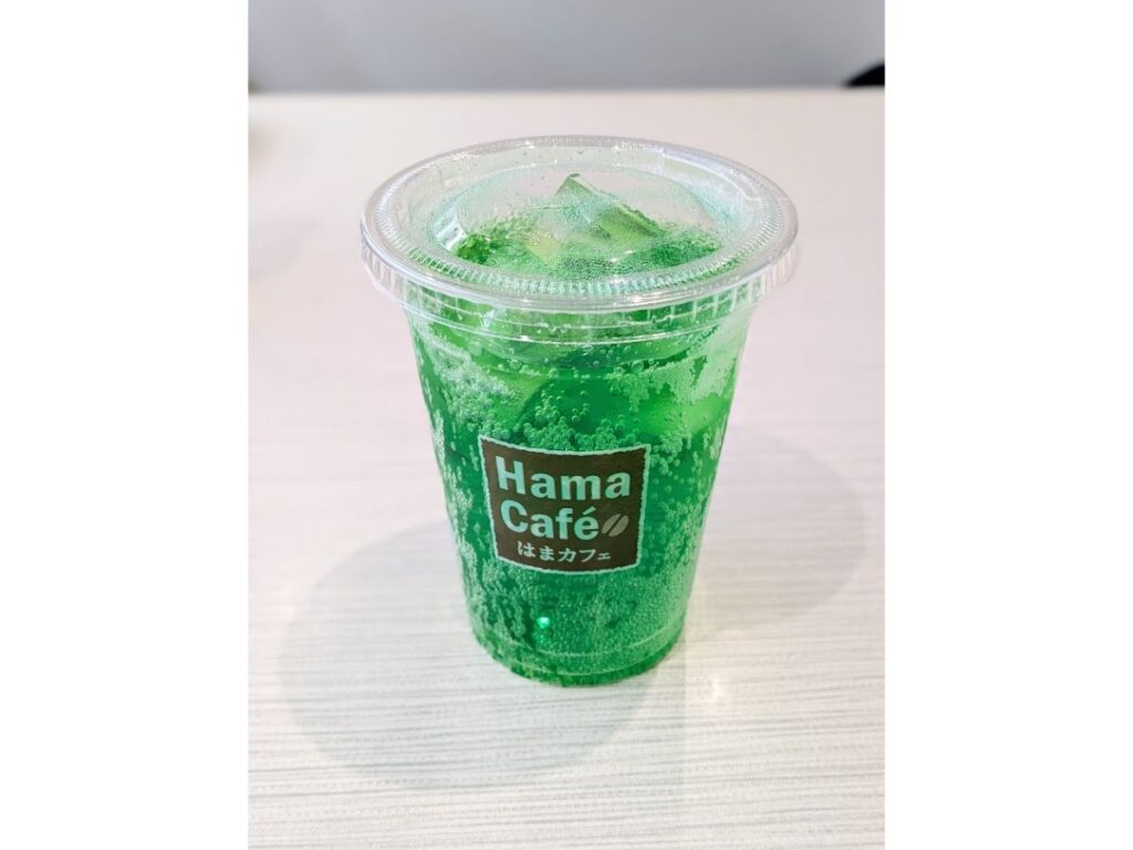 はま寿司のメロンソーダ(Hama Caféのロゴ入りカップ)をテーブルに置いた写真