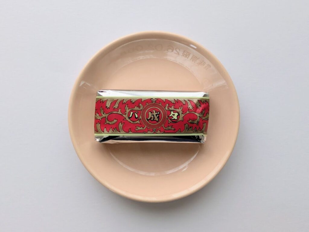 マルセイバターサンドの個包装を皿に置いた写真