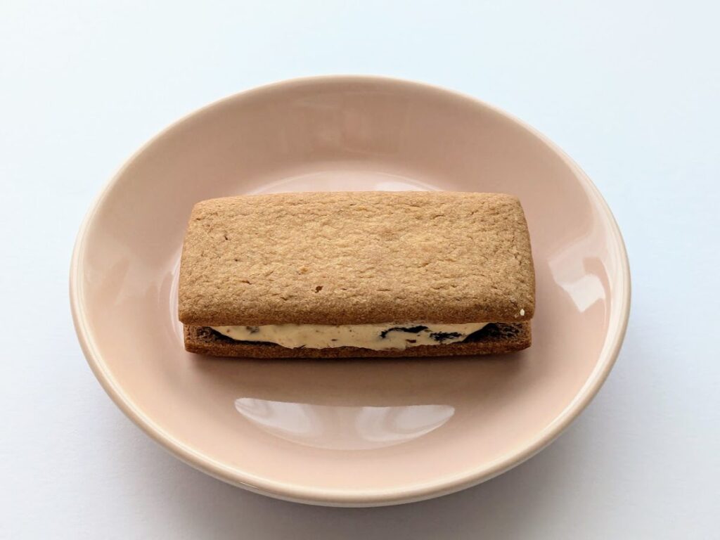 皿に置いたマルセイバターサンドの中身が見える写真（バタークリームとレーズン）