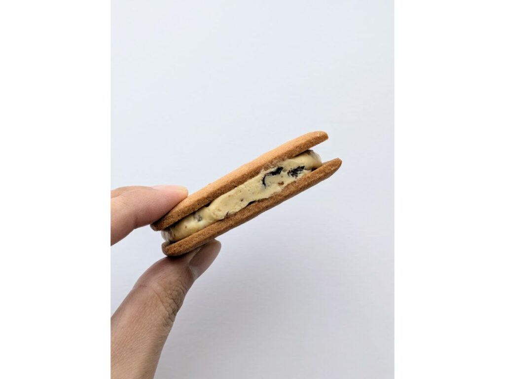 マルセイバターサンドのレーズンがしっかり入っている様子の画像