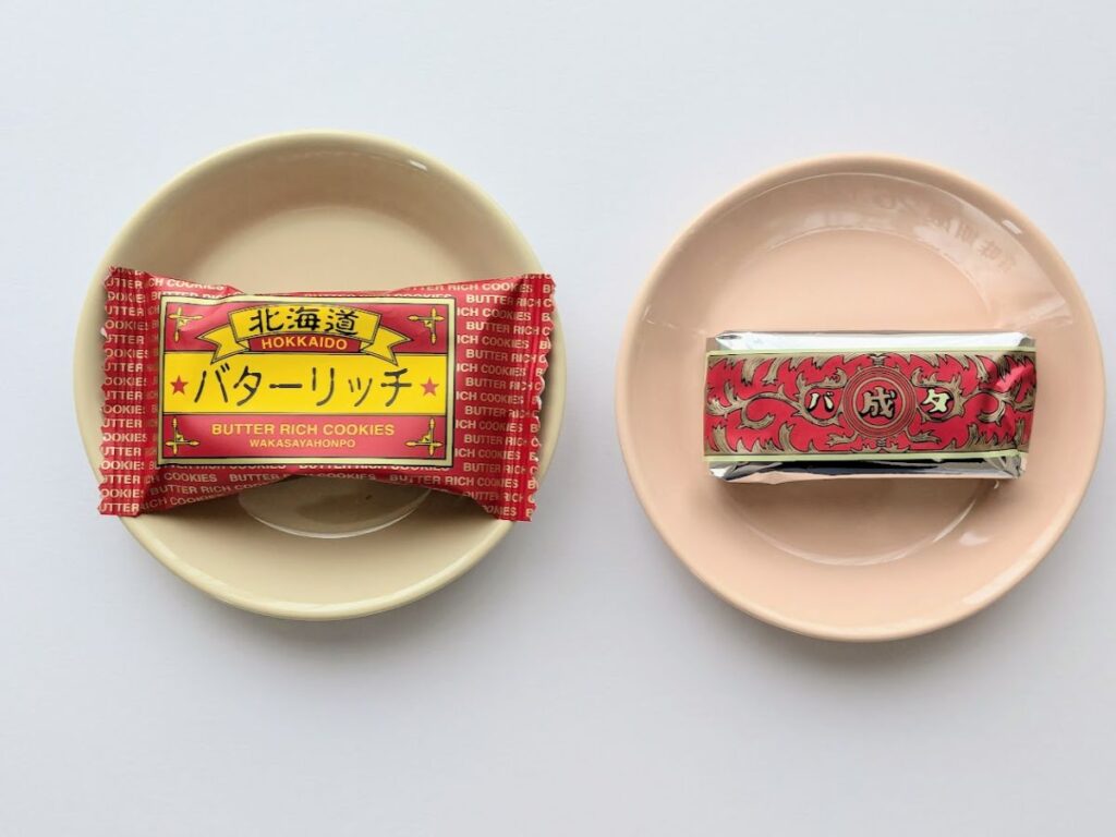 バターリッチとマルセイバターサンドの個包装を皿に置いて並べた写真