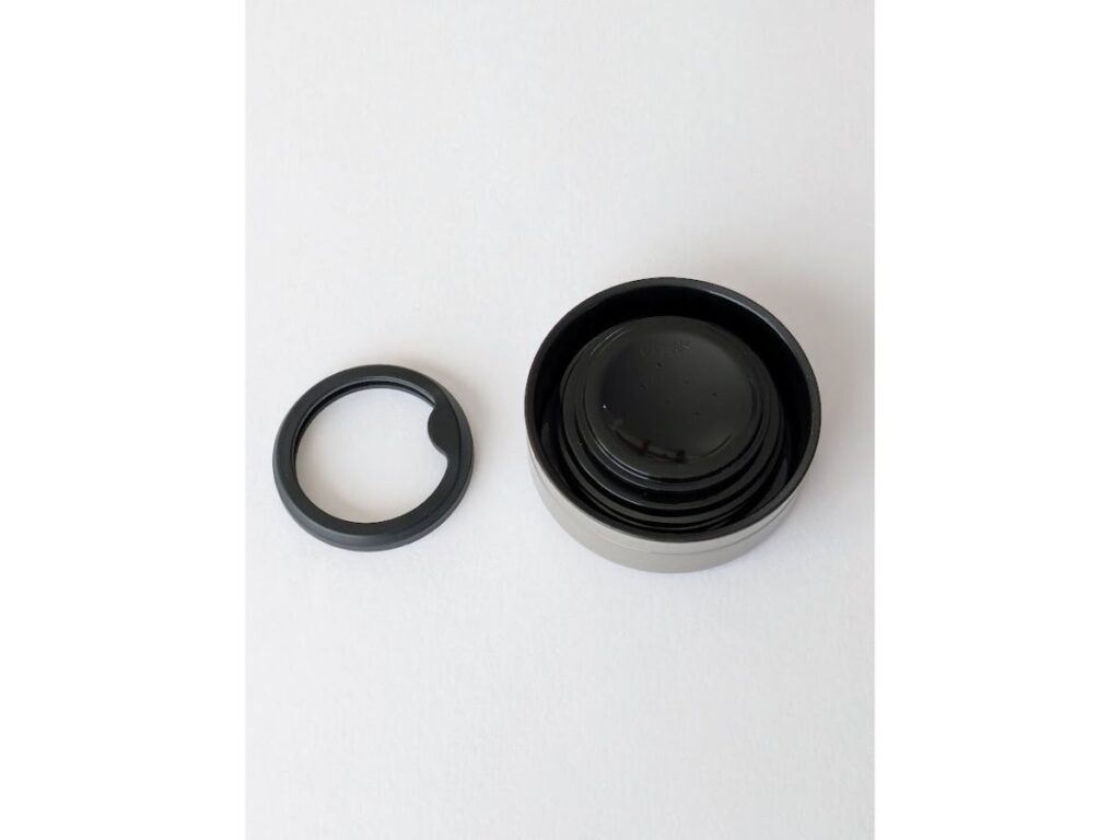 カフアコーヒーボトルのパッキンとフタを並べた画像