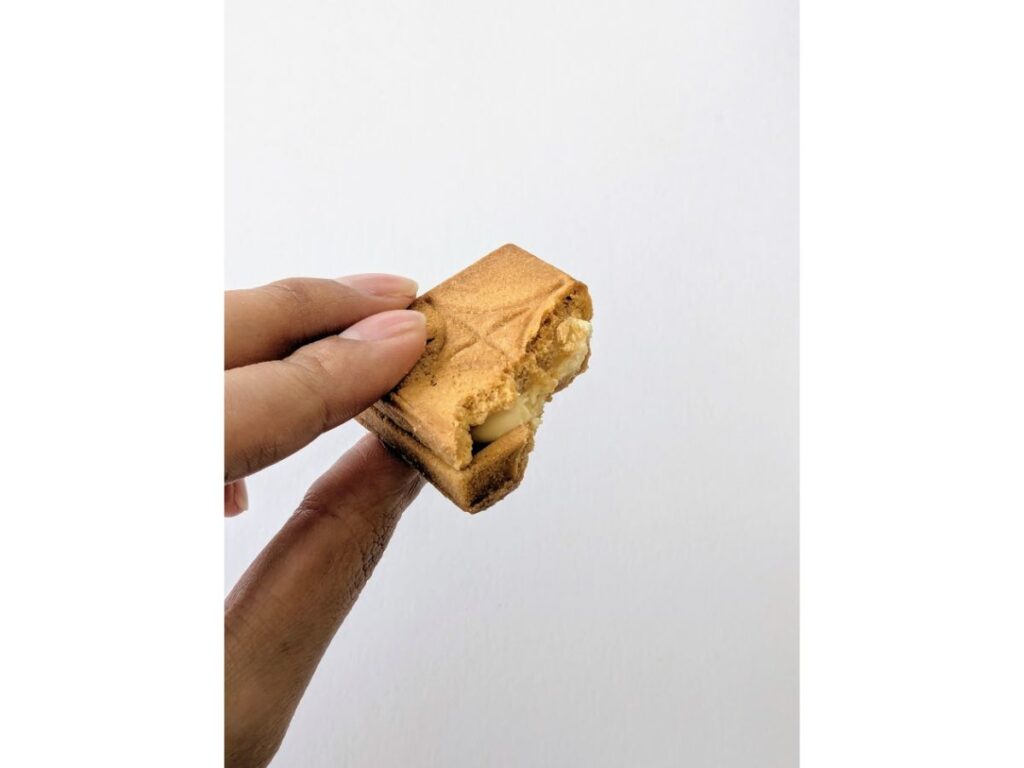 プレスバターサンドを一口食べて、断面を映した画像