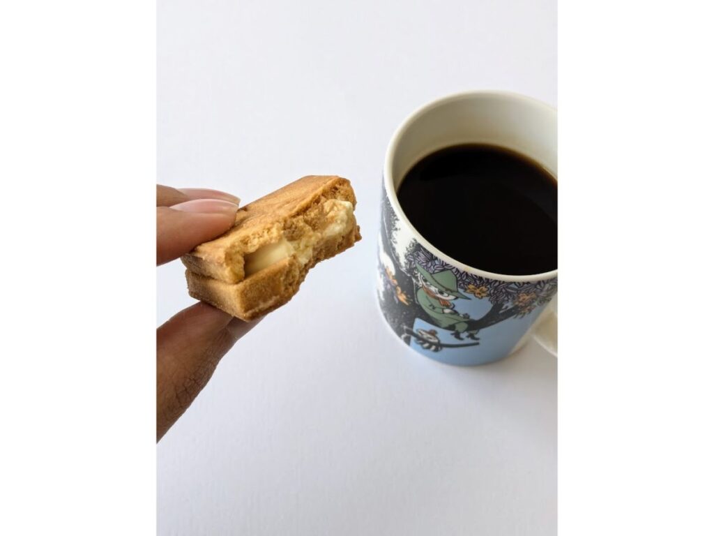 プレスバターサンドとブリュードコーヒーを並べた画像