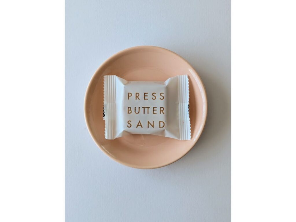 プレスバターサンドをイッタラの皿に載せた画像