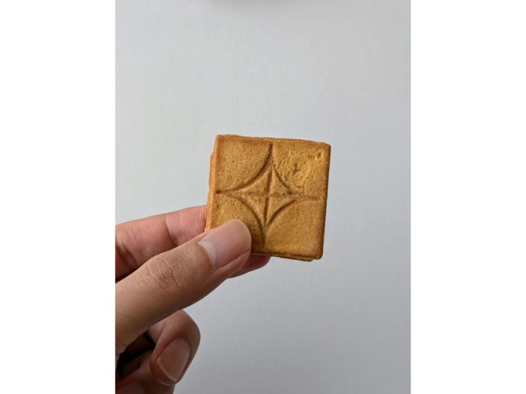 常温のプレスバターサンドを手に持った画像