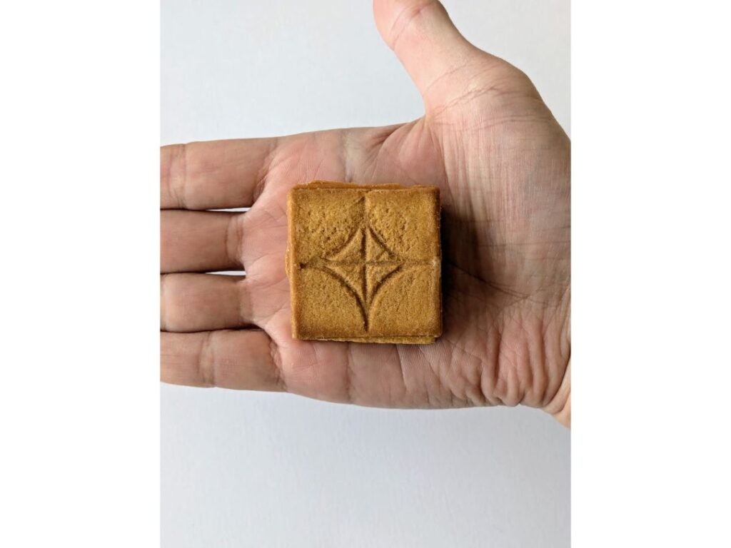 冷やしたプレスバターサンドを手のひらに置いた画像