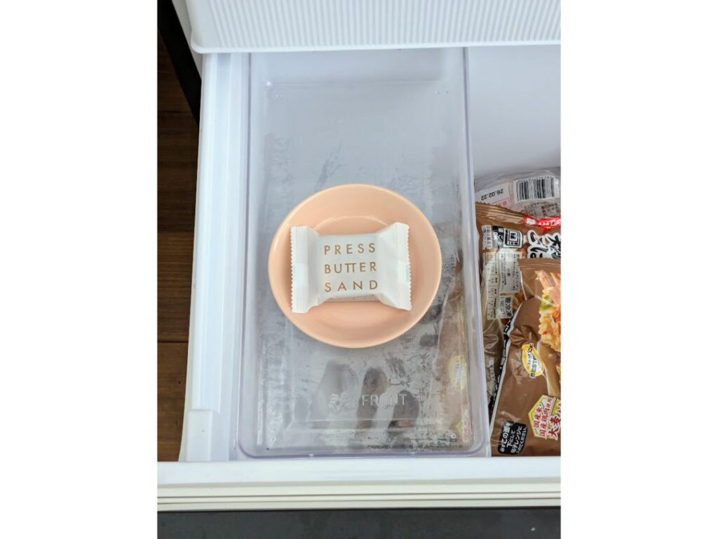 プレスバターサンドを冷凍庫に入れて冷やしている画像