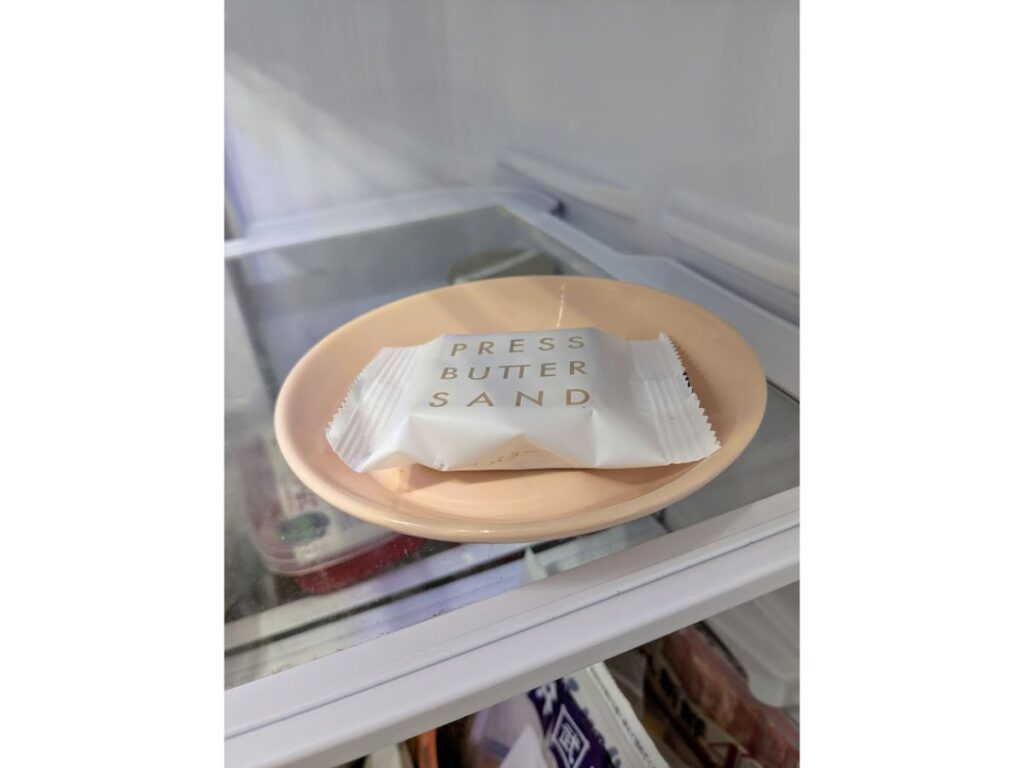 プレスバターサンドを冷蔵庫でひやしている画像