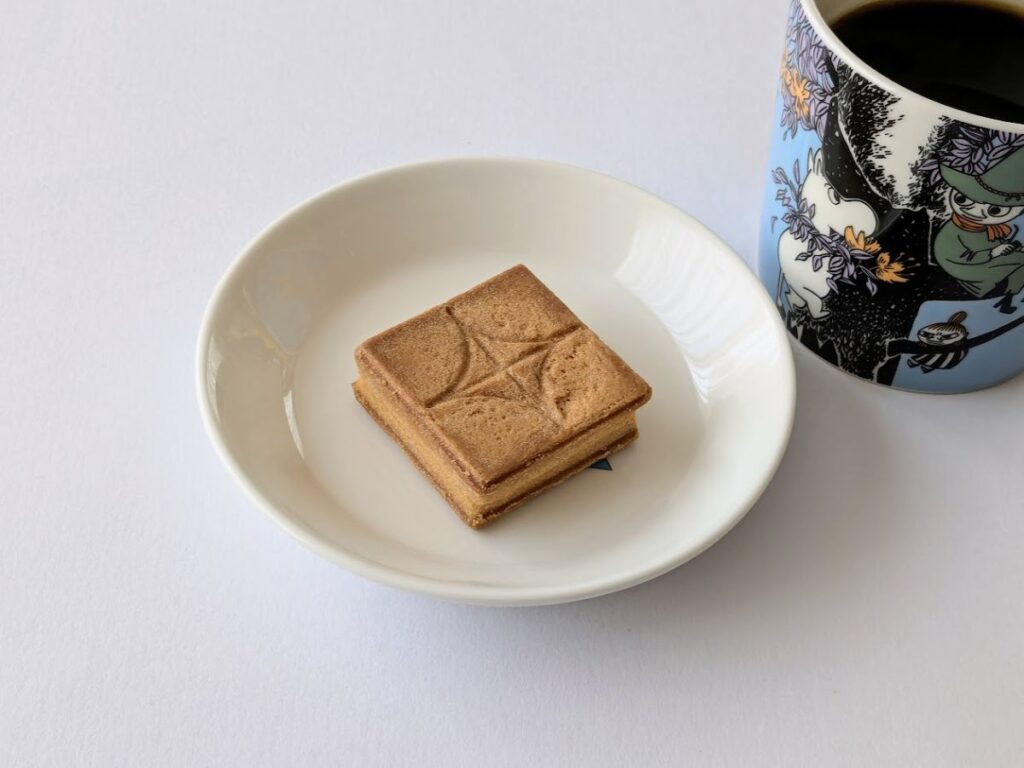 プレスバターサンドをイッタラの皿に載せ、アラビアのムーミンカップと並べた画像