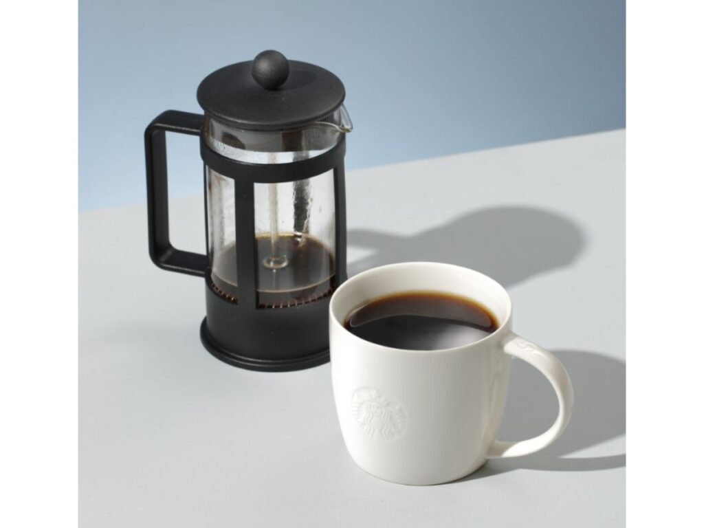 スターバックスのプレスコーヒーとコーヒーカップを並べた画像