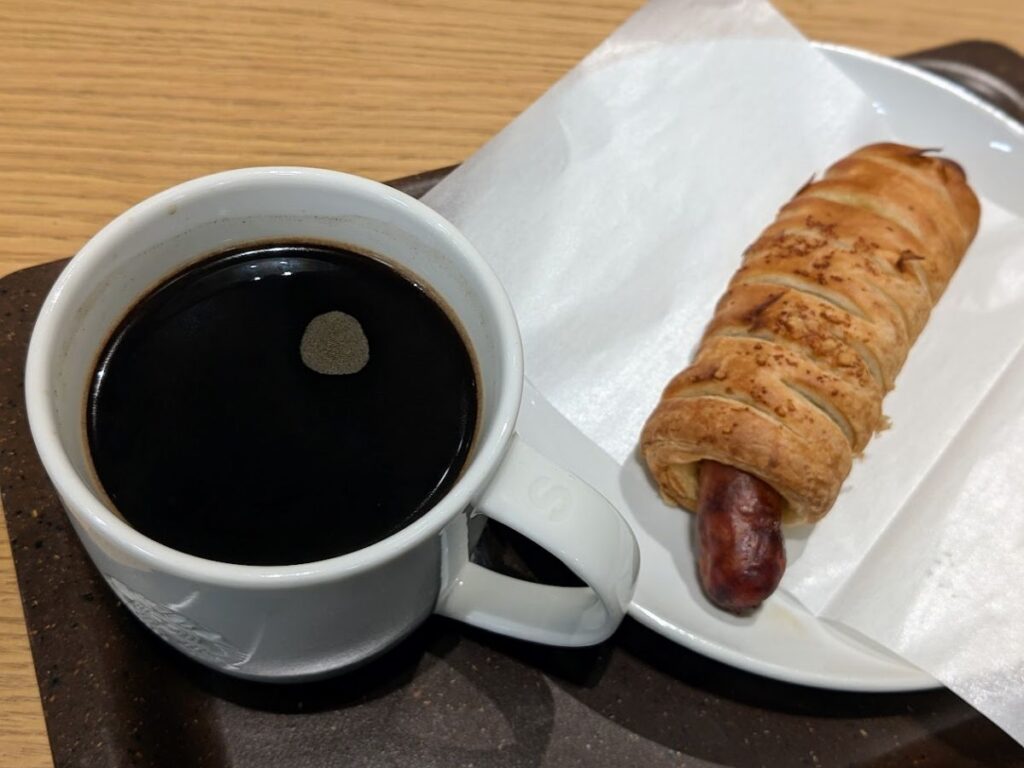 スターバックスのプレスコーヒーとフードを並べた画像